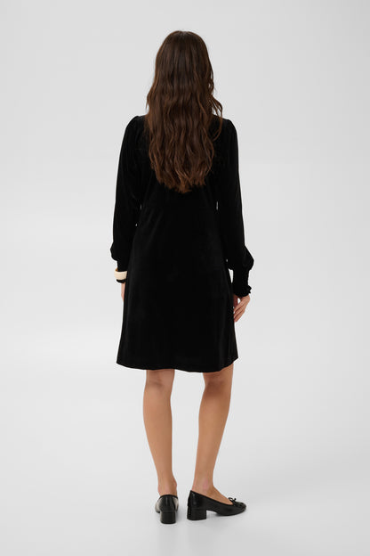 Culture CUchananna Zoe Dress – Meteorittgrå (sort) kjole med dekorative knapper og fløyelsfinish