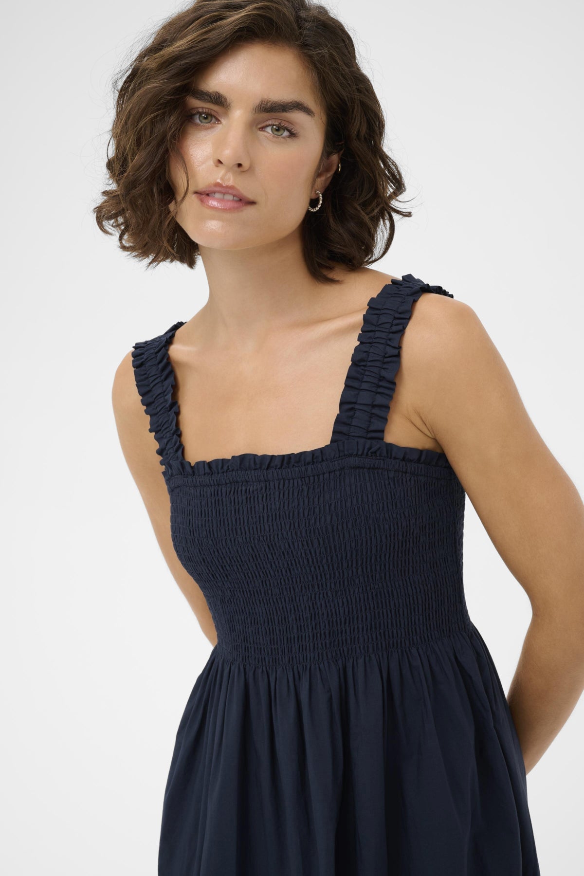Kaffe KAgertrud Dress – Marineblå midikjole med smocket topp
