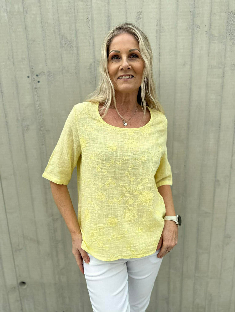 Pepper Linda – Gul bluse med broderidetaljer