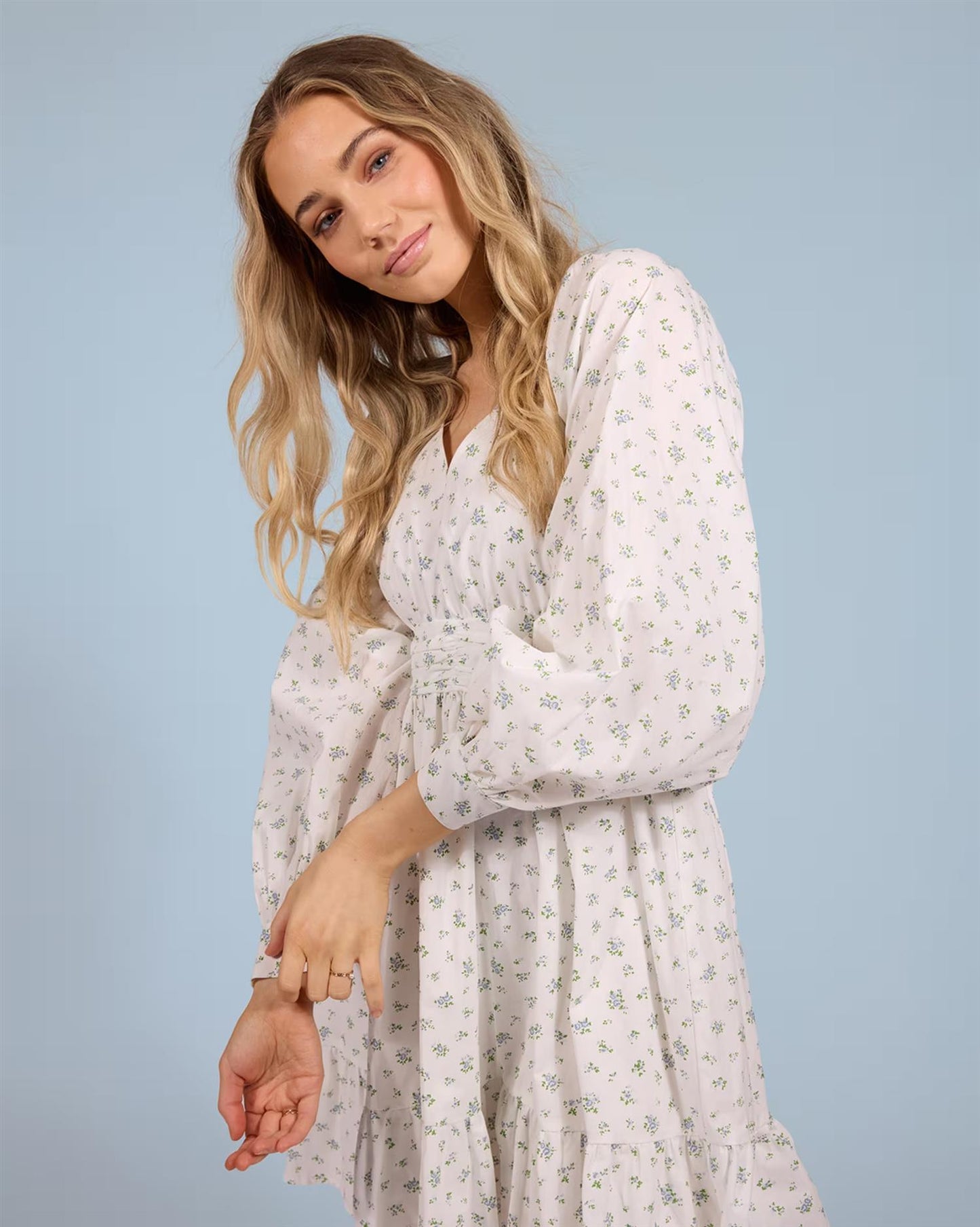 Floyd Fione – Offwhite kjole med delikat blomsterprint