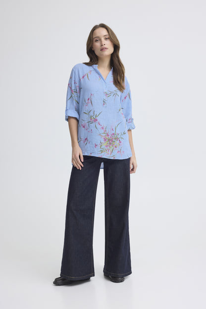 Sorbet SBalexa – Himmelblå bluse med blomsterprint