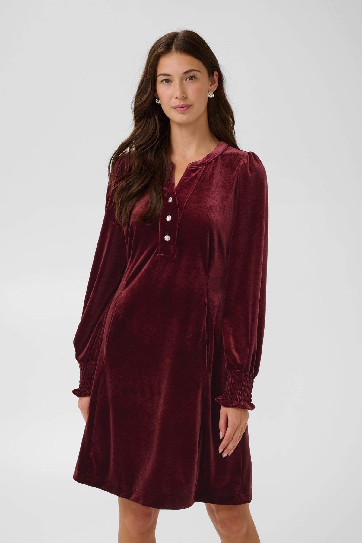 Culture CUchananna Zoe Dress – Vinrød kjole med dekorative knapper og fløyelsfinish