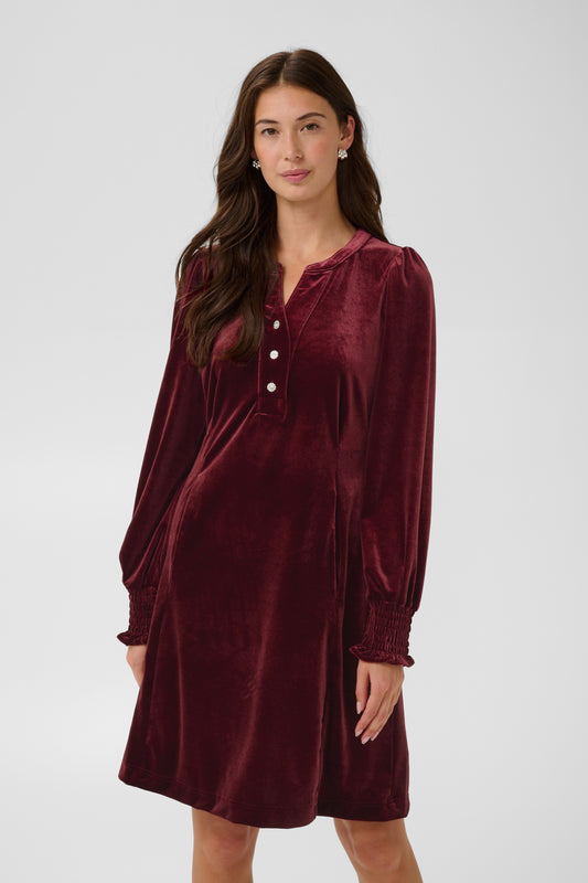 Culture CUchananna Zoe Dress – Vinrød kjole med dekorative knapper og fløyelsfinish